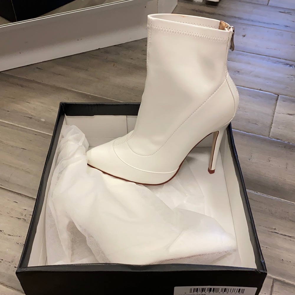 Size 8 boot white never been used no tags